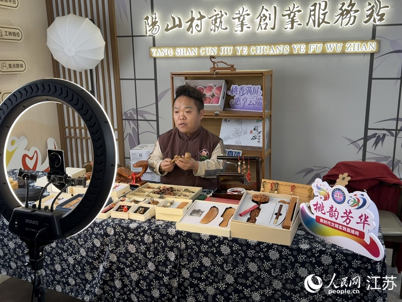 吳健正在直播。人民網(wǎng) 任曉燃攝