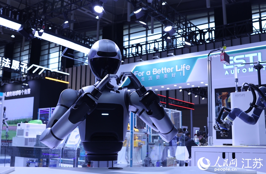 埃斯頓酷卓的人形機器人向參觀者“比心”。人民網 李昱辰攝