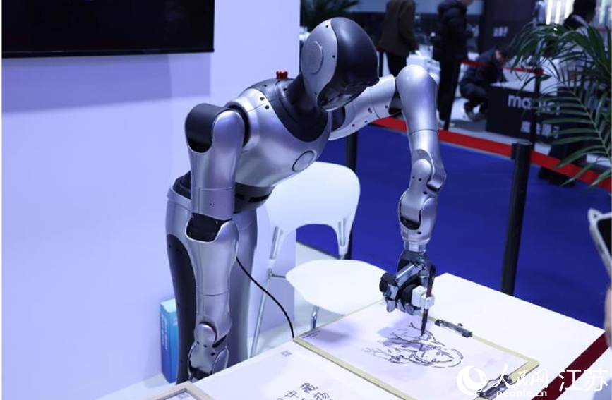 天擎a2交互智能版機(jī)器人正在作畫(huà)。人民網(wǎng) 李昱辰攝