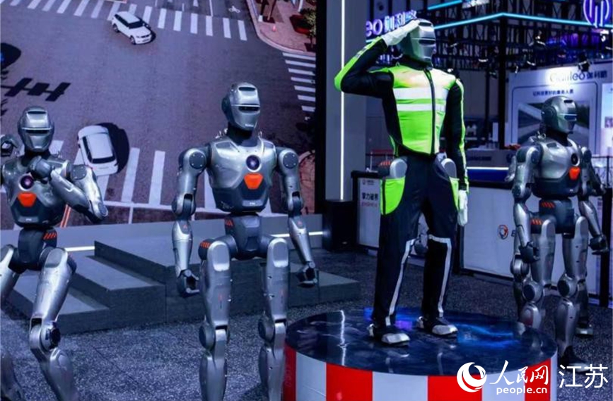 機(jī)器人“交警”進(jìn)行交通手勢(shì)演示。人民網(wǎng) 李昱辰攝