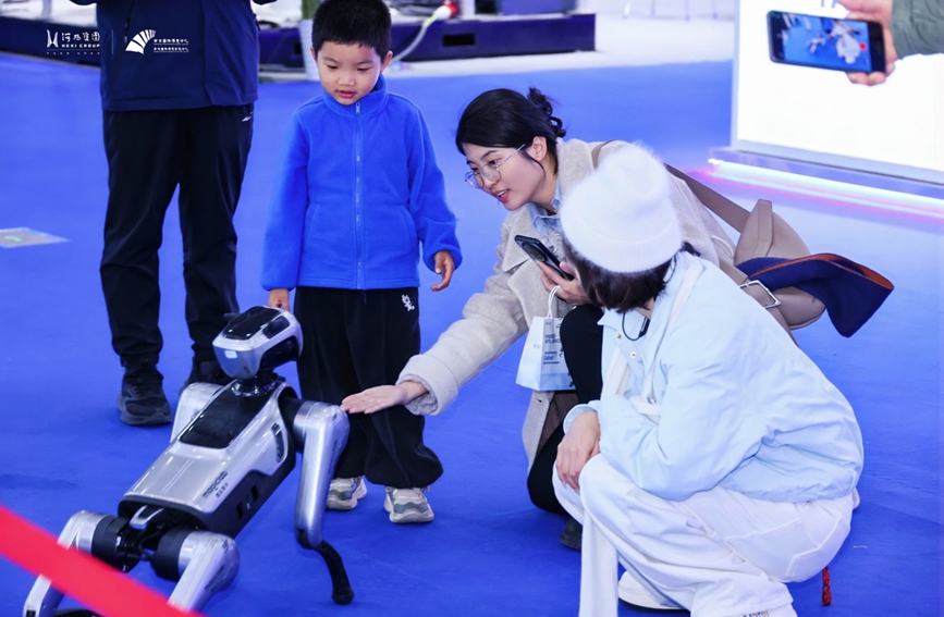 市民與魔法原子四足機(jī)器人互動(dòng)。主辦方供圖