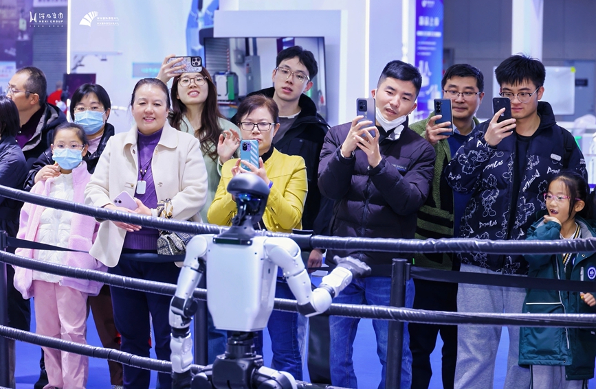 市民游客觀看機(jī)器人表演。主辦方供圖