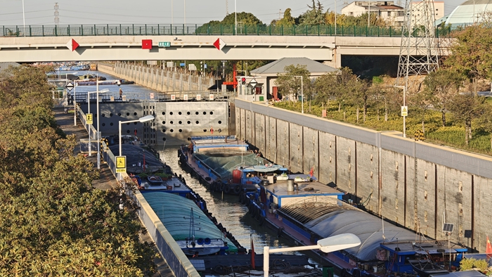 鎮(zhèn)江諫壁船閘，貨船正在過閘。江蘇海事局供圖