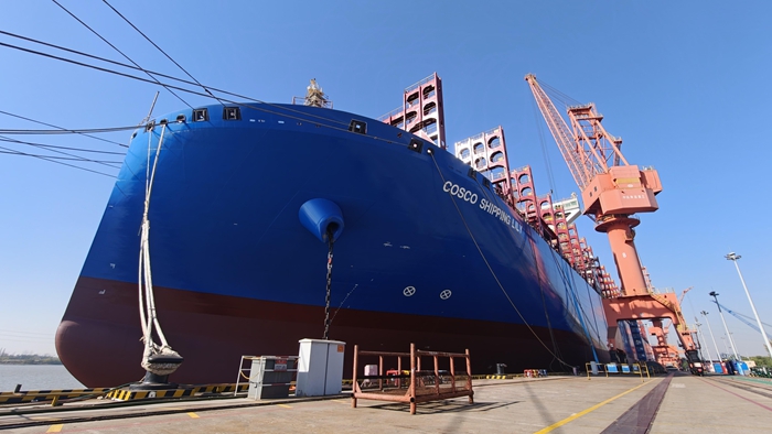 揚州中遠海運重工的造船碼頭，一艘16000TEU甲醇雙燃料集裝箱船正加緊建造。江蘇海事局供圖
