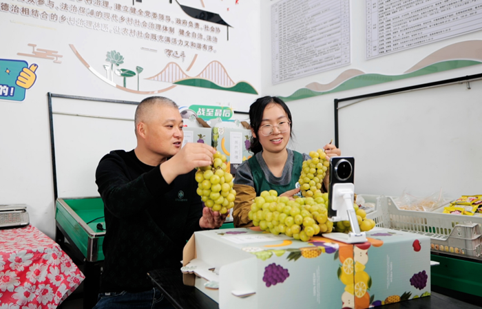 鹽城煙草城區(qū)部工作人員幫助孫靜開展助農(nóng)直播。鹽城煙草供圖