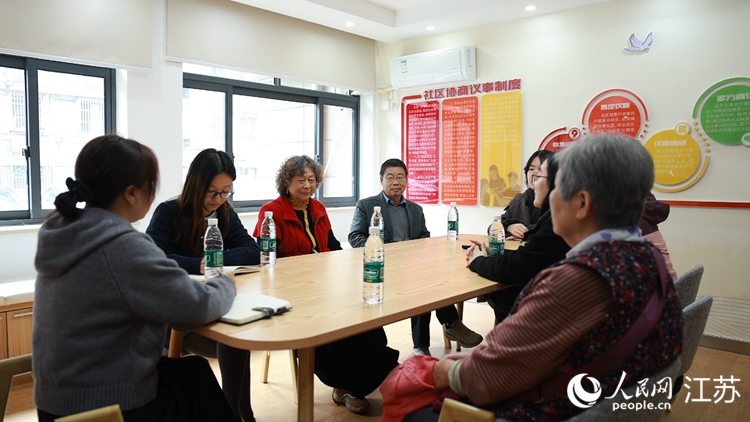 北京西路社區(qū)議事室內(nèi)，居民們正在討論水杉樹修剪事項(xiàng)。人民網(wǎng) 范堯攝