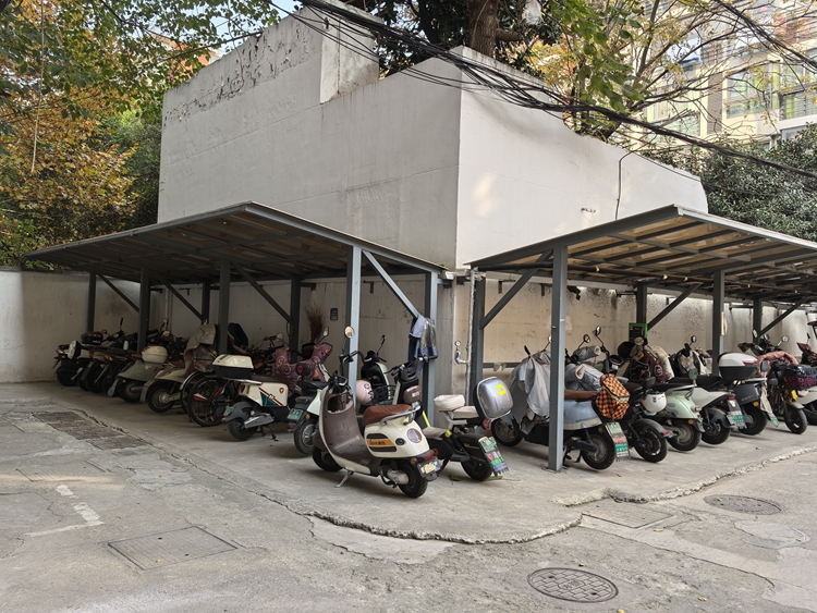 整治后的姜家園98-100號小區(qū)，新建了兩個公共充電車棚，車輛停放得井井有條。受訪者供圖