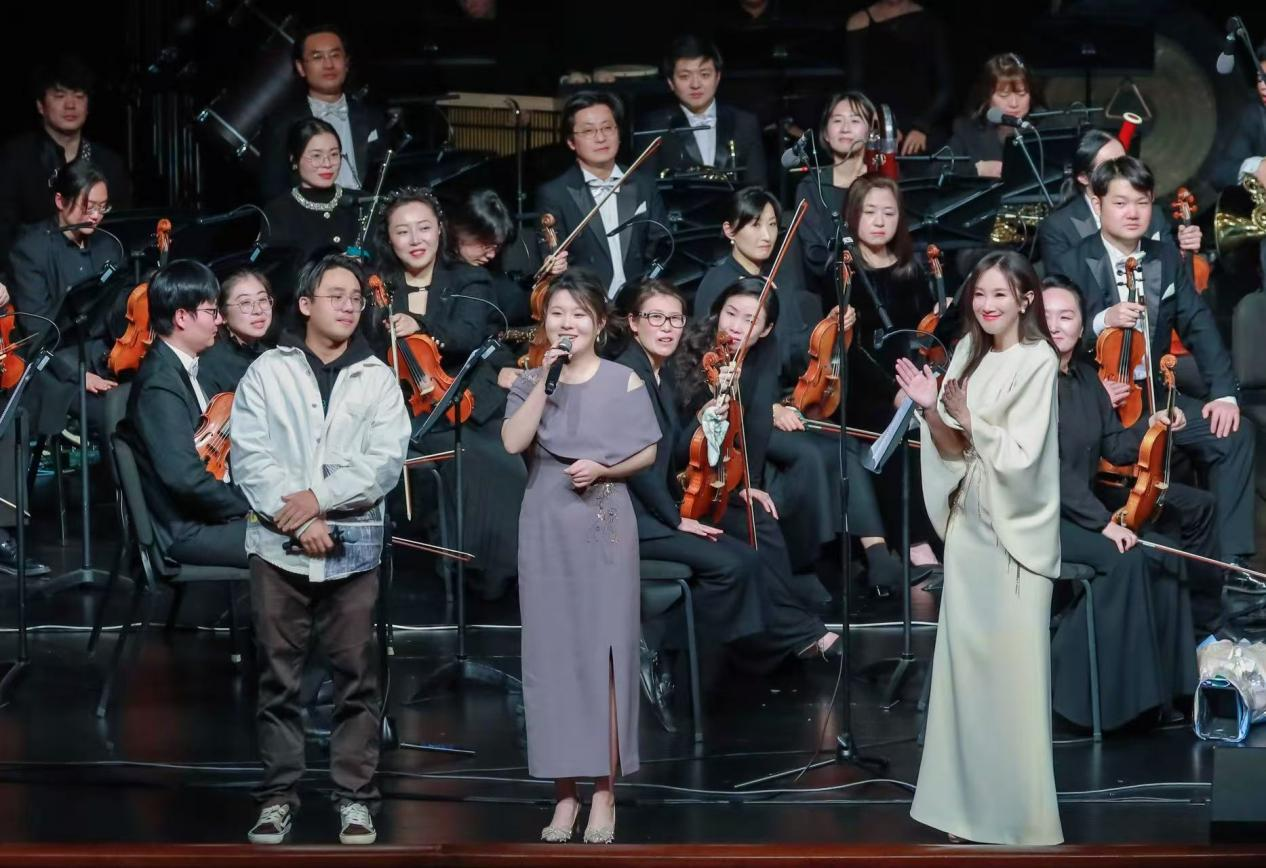 吳煜輝（中）與陳怡（右）在舞臺上。江蘇大劇院供圖