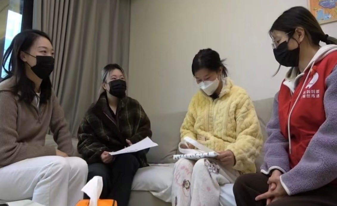 吳煜輝（左二）與江蘇省婦女兒童基金會工作人員一起探訪罕見病患者。受訪者供圖