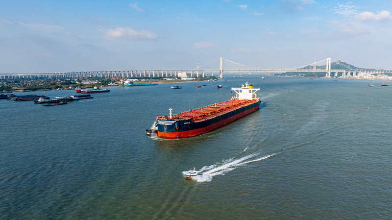 開普型船舶駛?cè)腴L江鎮(zhèn)江段。鎮(zhèn)江海事局供圖