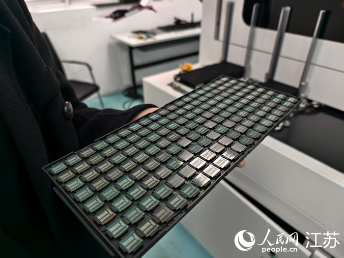 張志勇向記者展示企業(yè)自主研發(fā)的芯片缺陷檢測(cè)技術(shù)。人民網(wǎng)記者 馬曉波攝