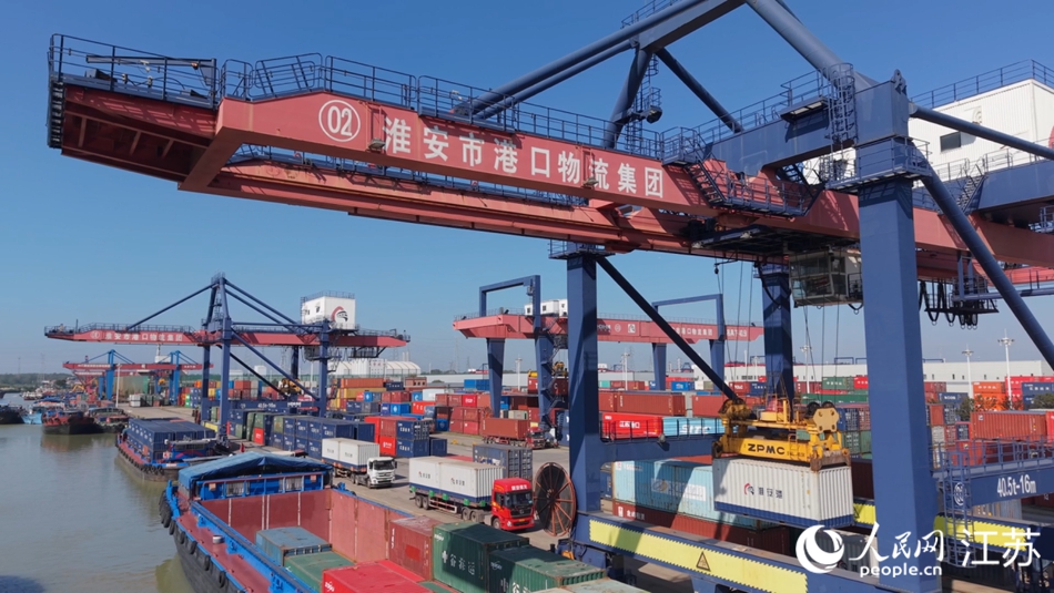 淮安港內(nèi)，高聳的龍門吊往復(fù)作業(yè)，各類集裝箱從這里運往世界各地。人民網(wǎng)記者 余樂攝