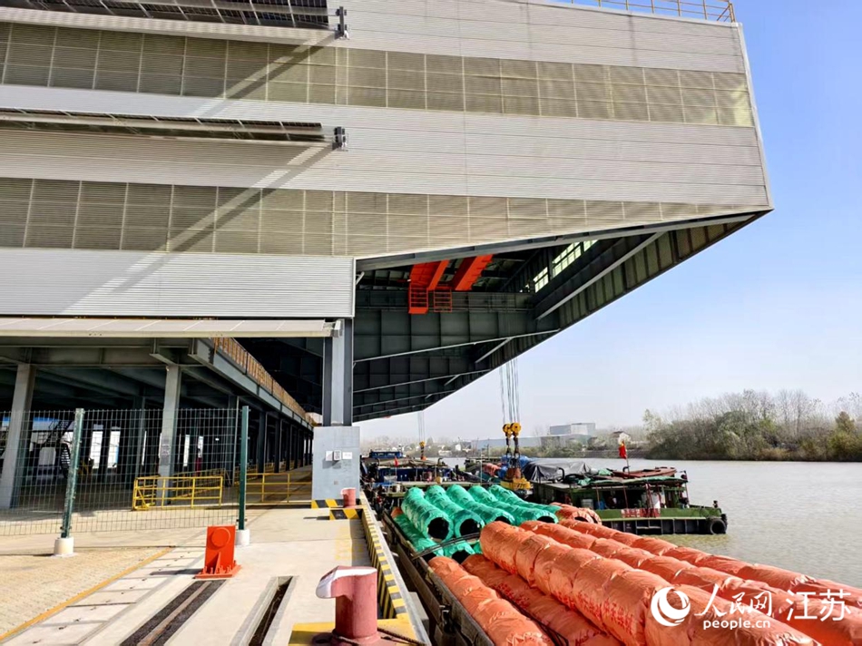 中天鋼鐵碼頭沿鹽河而建，貨物經(jīng)自動化棧道直抵車間，每年為企業(yè)節(jié)省近億元的運輸成本。人民網(wǎng)記者 馬曉波攝