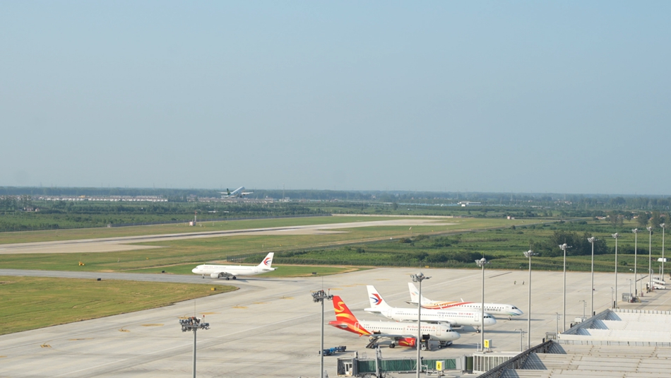 截至目前，漣水國際機場累計開通客運航線101條，開通全貨機航線5條，貨郵吞吐量約2萬噸?；窗彩形W信辦供圖