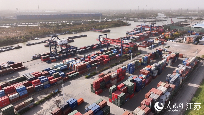 2024年，淮安港以突破57萬標(biāo)箱的內(nèi)河集裝箱吞吐量，連續(xù)16年位列江蘇省內(nèi)河港口第一名。人民網(wǎng)記者 余樂攝