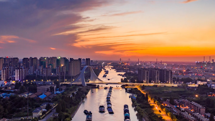 1483公里內(nèi)河航道、249公里三級(jí)以上高等級(jí)航道，構(gòu)筑起淮安“通江達(dá)?！钡默F(xiàn)代水運(yùn)骨架?；窗彩形W(wǎng)信辦供圖