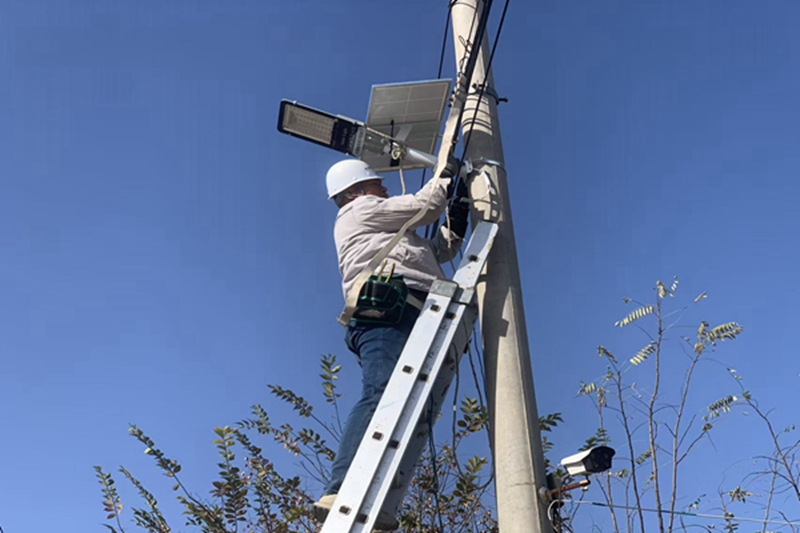 工作人員正在安裝調(diào)試太陽能路燈。郭勇志攝