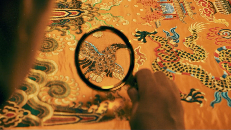 云錦作品如浮光躍金，又似云蒸霞蔚。左達(dá)超攝