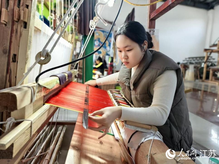 18歲的許靜靜和母親王艷是云錦一線的“母女檔”。人民網(wǎng)記者 馬曉波攝