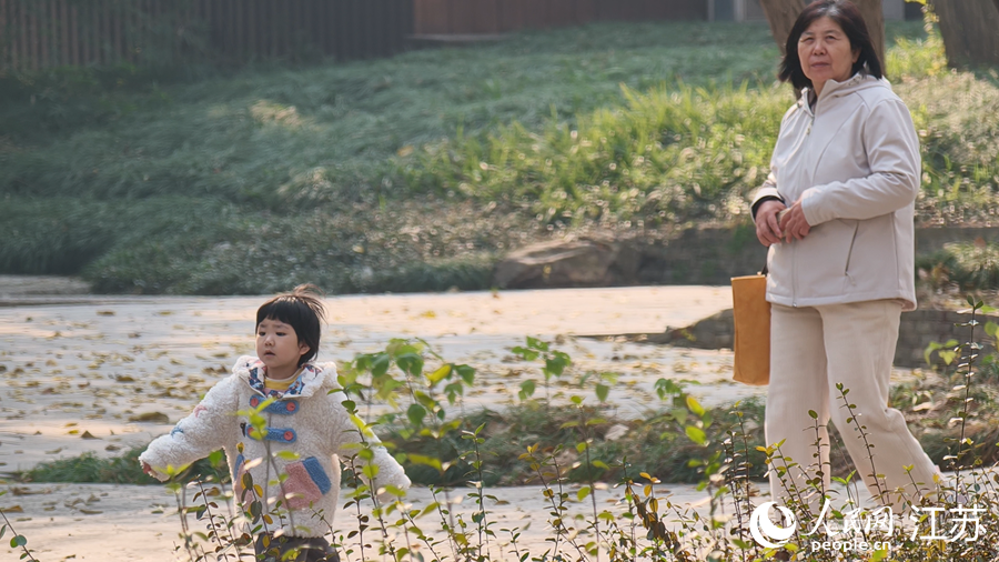 “七河八島”之一的鳳凰島上，游人前來賞景。人民網(wǎng) 徐晨曦?cái)z