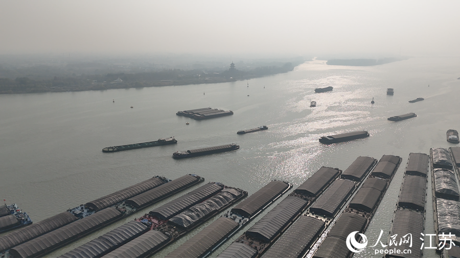 鳳凰島旁，船舶正依次等待過閘。人民網(wǎng) 徐晨曦?cái)z