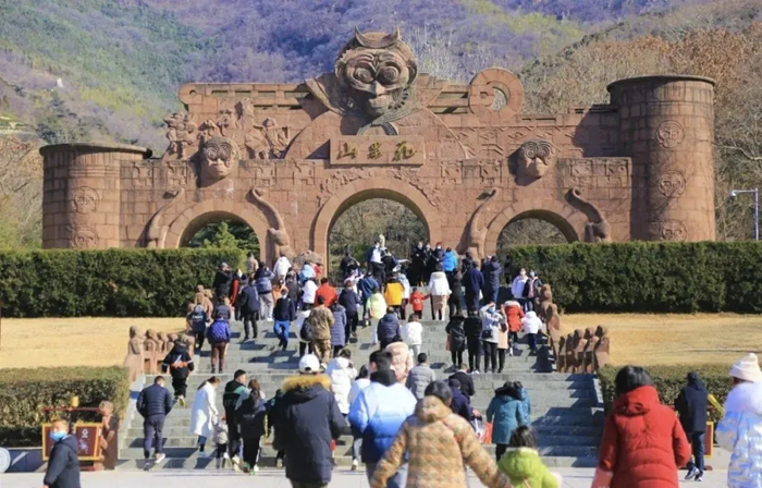 游客走進(jìn)花果山景區(qū)。云臺山景區(qū)供圖