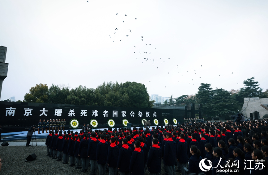 2025年南京大屠殺死難者國(guó)家公祭儀式現(xiàn)場(chǎng)。人民網(wǎng) 李昱辰攝