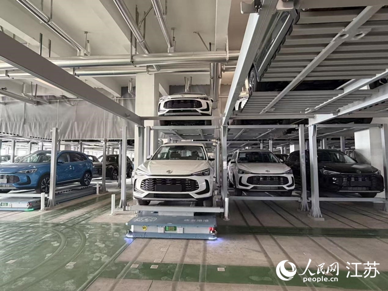 連云港國(guó)際汽車綠色智能物流中心立體車庫(kù)。人民網(wǎng) 任曉燃攝
