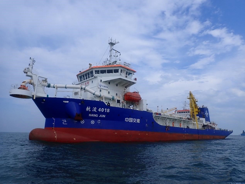 “航浚4018”耙吸式挖泥船正在海上作業(yè)。受訪者供圖