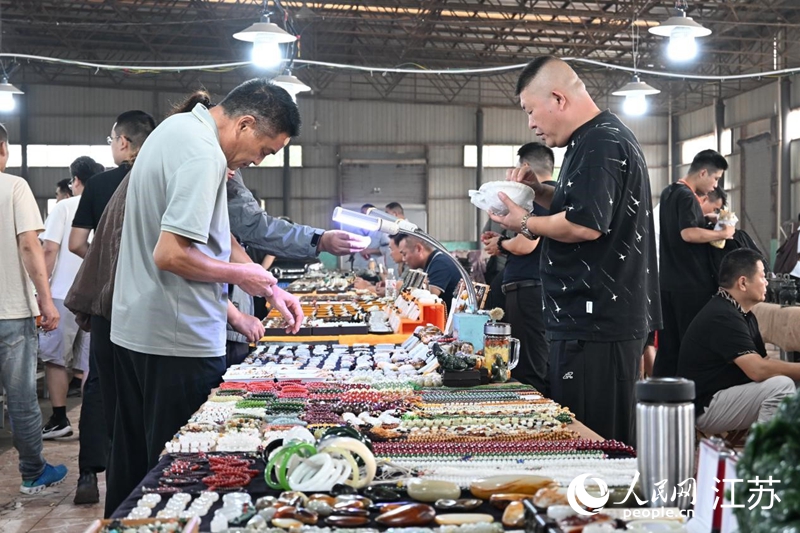 今年十月慣例舉行的一場(chǎng)玉石大集，吸引了周邊上千名玉石從業(yè)者。人民網(wǎng)記者張瀚天攝