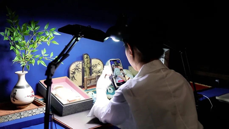 本地主播正在進(jìn)行直播電商銷售玉石產(chǎn)品。邳州市委宣傳部供圖