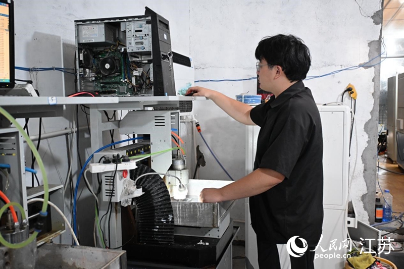 本地年輕從業(yè)者使用雕刻機(jī)械進(jìn)行玉石設(shè)計(jì)。人民網(wǎng)記者張瀚天攝