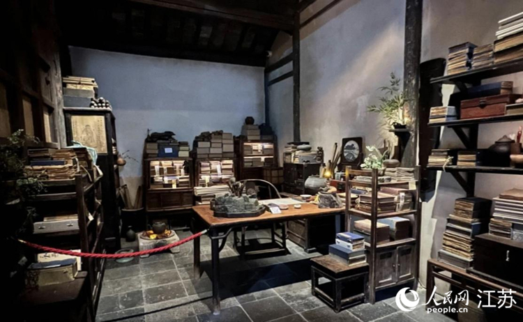 “耐庵書齋”仍保留古代書房陳設(shè)風(fēng)格。人民網(wǎng)記者 張瀚天攝