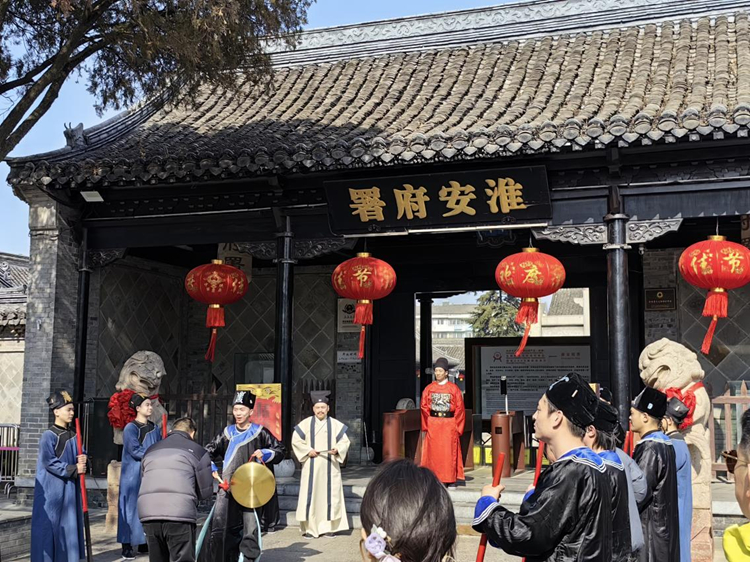 位于淮安區(qū)的淮安府署門前，演員們正在表演情景劇?；窗彩形W(wǎng)信辦供圖