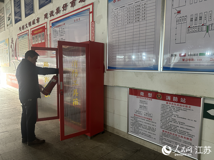 菜市場(chǎng)入口處的微型消防站。人民網(wǎng) 李欣陽(yáng)攝
