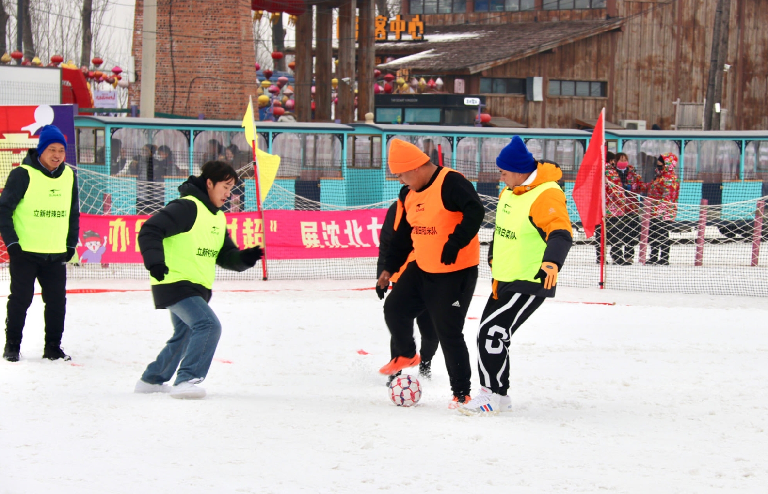 2024年，沈陽市首屆“雪地村超”在沈北新區(qū)興隆臺街道激戰(zhàn)正酣。