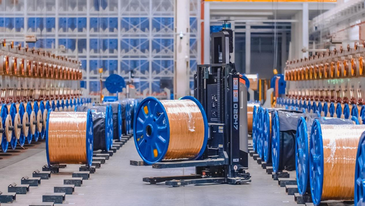 中天鋼鐵生產(chǎn)車間，AGV智能無人小車正在運輸鋼簾線盤條。受訪者供圖