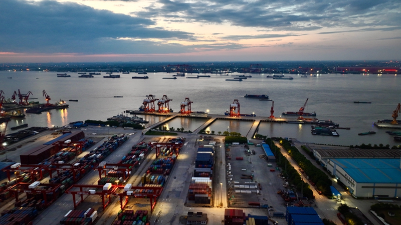 江陰港碼頭繁忙景象。江陰海事局供圖