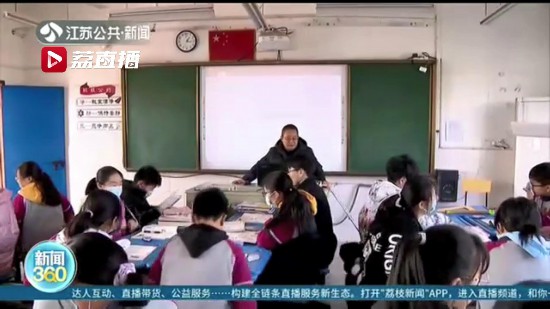 惦記著孩子們 蘇州張家港一“拐杖老師”堅守三尺講臺