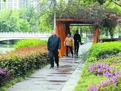 市民在沙洲西河邊的“袖珍公園”休閑。 南報(bào)融媒體記者 殷學(xué)兵攝
