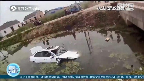 奧迪轎車沖進(jìn)河道 射陽(yáng)六旬大爺奮不顧身救人