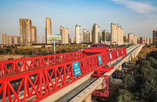 λ�ڜ�ɽ�c���ݽ���̎���ڽ��O(sh��)�еČ�����H���ψ�(b��o)��ý�wӛ�� ���ʻ� �z