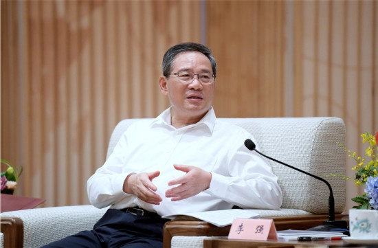 上海市委書記李強(qiáng)在座談會(huì)上講話。