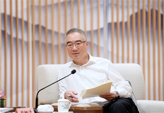 安徽省委副書記、省長(zhǎng)王清憲在座談會(huì)上講話。