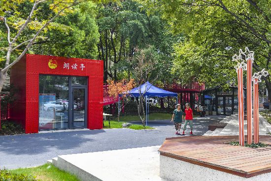 火瓦巷與馬府西街交叉口處曾經(jīng)簡陋的綠地，如今被打造成一個(gè)以紅色文化為主題的“紅星廣場”，方便周邊老人孩子健身休閑的同時(shí)，也成為了一個(gè)黨建文化宣傳窗口。南京日報(bào)/紫金山新聞記者 孫中元 攝