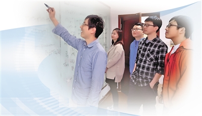 趙宇心（左一）在給學(xué)生講解物理公式。李 彥攝