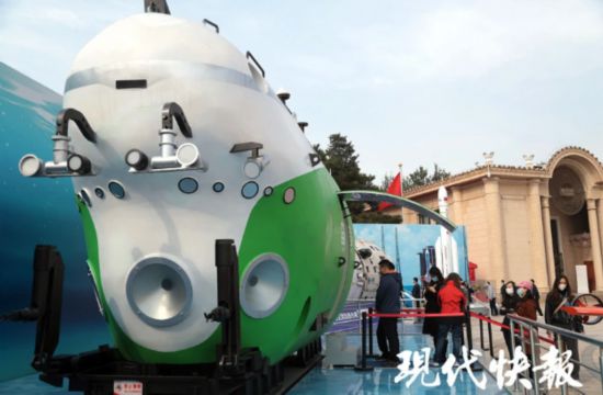 觀眾排隊進入“奮斗者”號模型參觀體驗