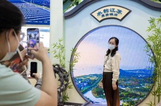 圖為觀眾在“水韻江蘇 最美瞬間”特色展項打卡拍照