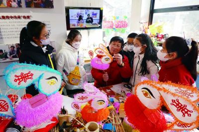 春節(jié)期間，位于城南小西湖街區(qū)的顧業(yè)亮工作室內(nèi)，秦淮燈彩國家級非遺傳承人顧業(yè)亮向孩子們介紹傳統(tǒng)兔子花燈的扎制方法，讓孩子們體驗傳統(tǒng)技藝的魅力。