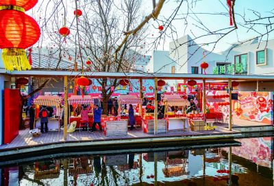 在全國文明村江寧湯山街道龍尚村，多種非遺表演讓小街充滿年味。